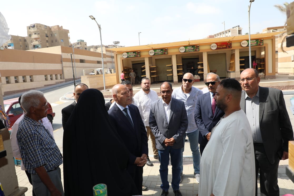 محافظ القاهرة يتفقد استمرار أعمال تسكين الباعة الذين تم نقلهم من سوق الزلزال العشوائي بالمقطم في أماكنهم الجديدة