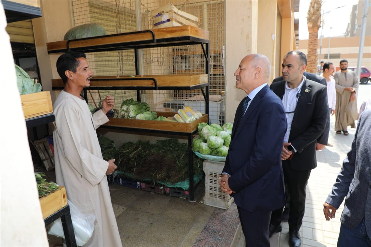 محافظ القاهرة يتفقد استمرار أعمال تسكين الباعة الذين تم نقلهم من سوق الزلزال العشوائي بالمقطم في أماكنهم الجديدة