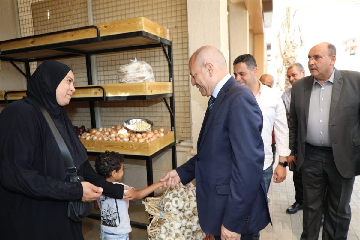 محافظ القاهرة يتفقد استمرار أعمال تسكين الباعة الذين تم نقلهم من سوق الزلزال العشوائي بالمقطم في أماكنهم الجديدة