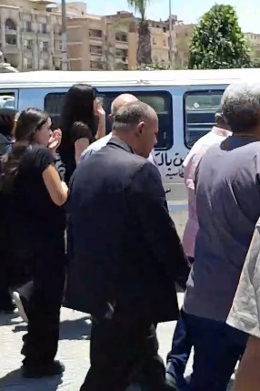 بكاء وانهيار وئام مجدي لحظة وصول جثمان جدتها لمسجد فاطمة الشربتلي