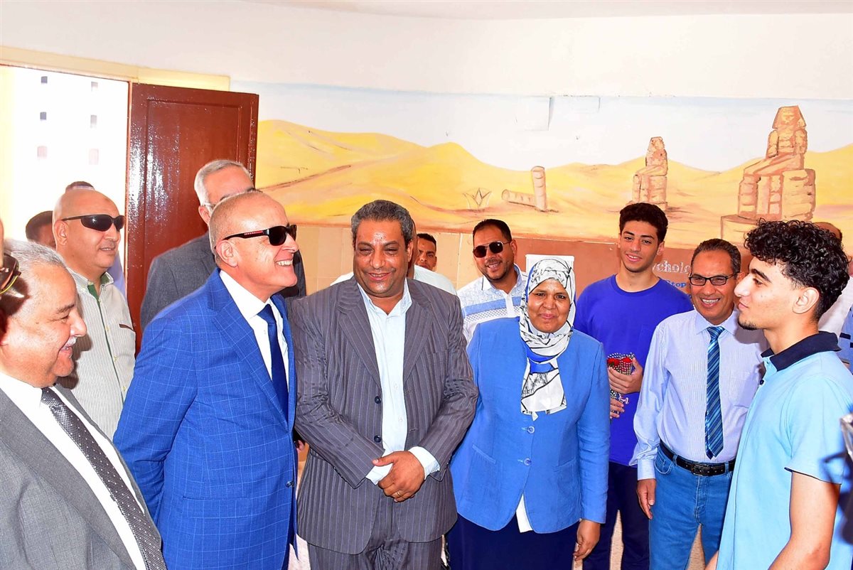 محافظ الأقصر يتفقد مدرسة المتفوقين