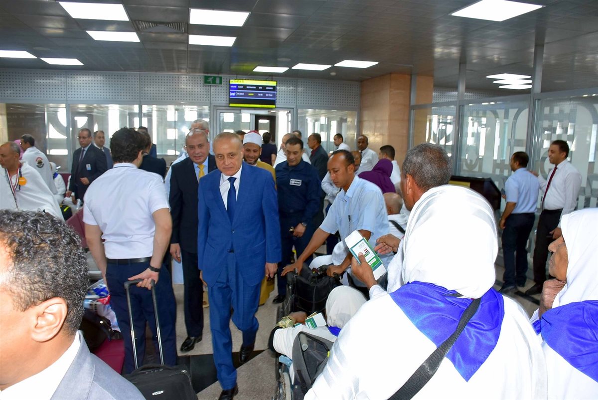 محافظ الأقصر يودع الحجاج بالمطار
