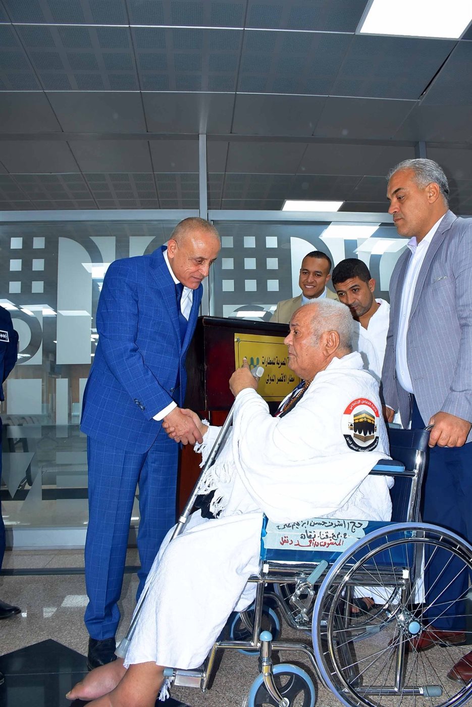 محافظ الأقصر يودع الحجاج بالمطار