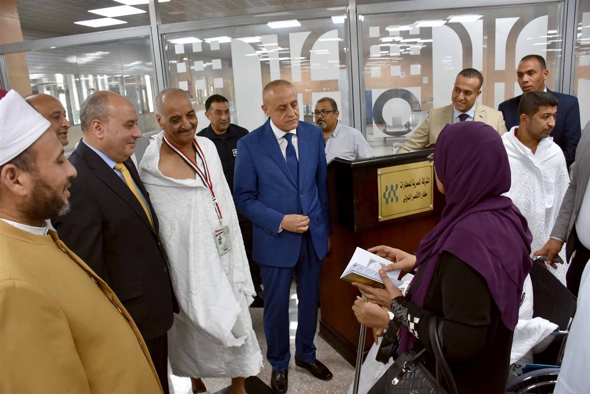 محافظ الأقصر يودع الحجاج بالمطار