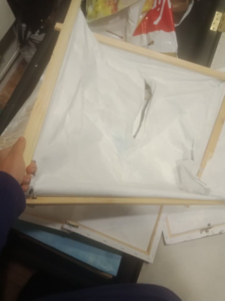 مقتنيات أية عادل مكسرة واسكرينات تهديد وعلامات تعذيب علي جسدها