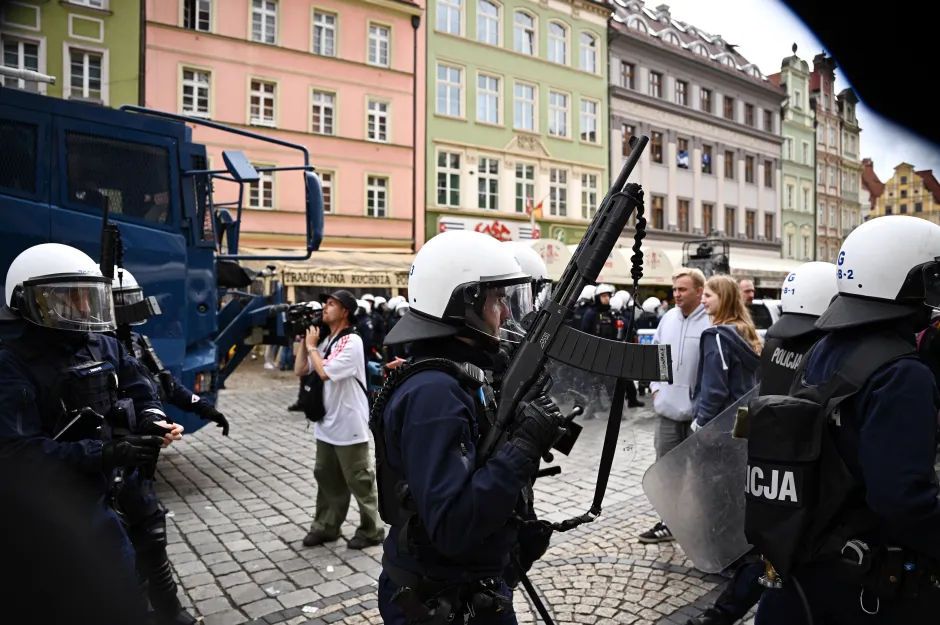 اشتباكات عنيفة بين جماهير تشيلسي وريال بيتيس قبل نهائي المؤتمر