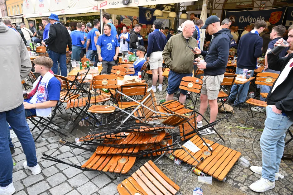 اشتباكات بين الجماهير قبل مباراة نهائي المؤتمر