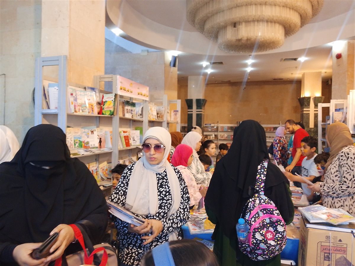 إقبال على معرض الكتاب بالدقهلية