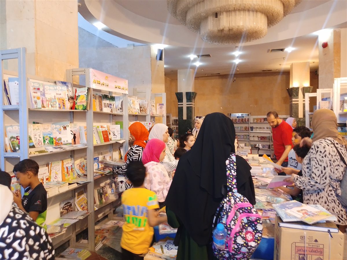 إقبال على معرض الكتاب بالدقهلية