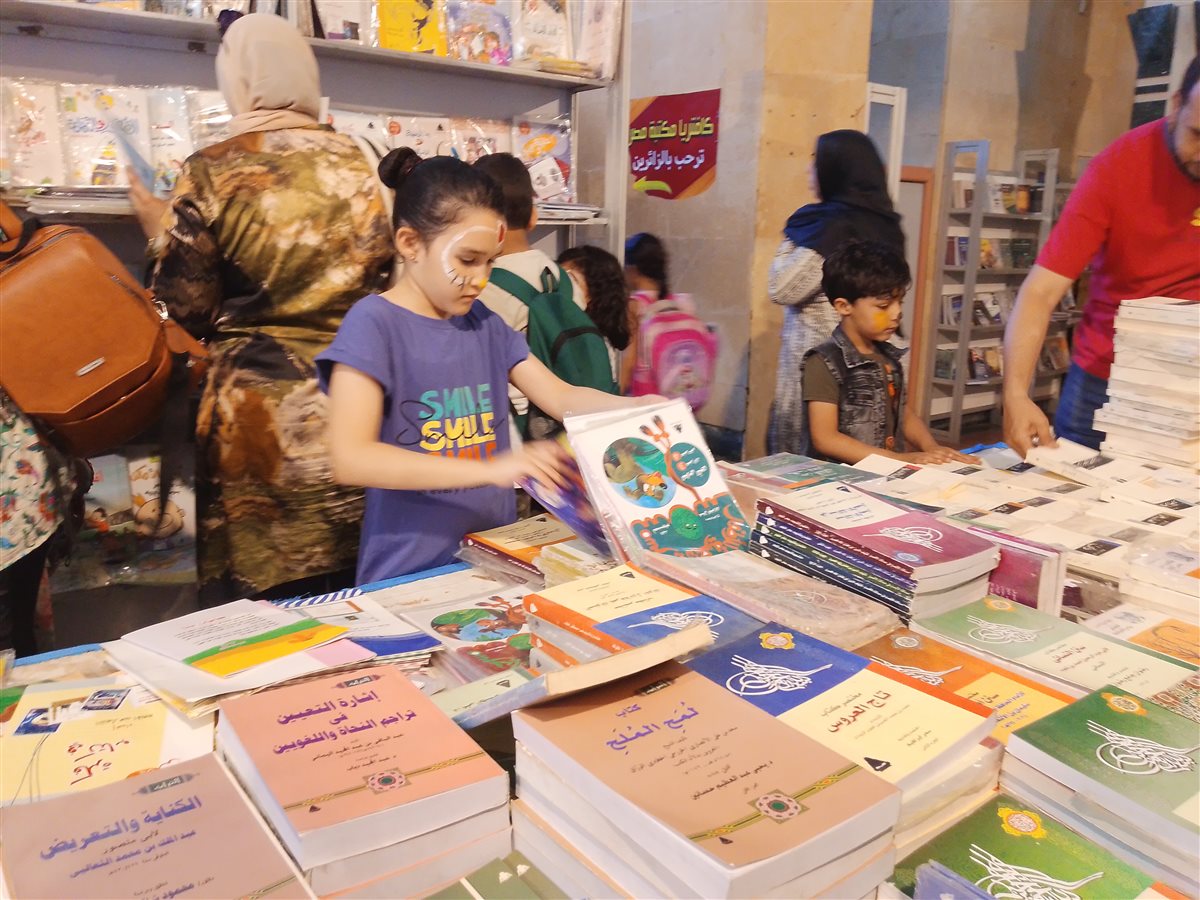 إقبال على معرض الكتاب بالدقهلية
