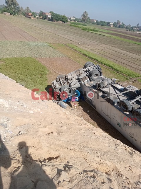 انقلاب سيارة نقل ثقيل من أعلى الطريق الإقليمي بالمنوفية