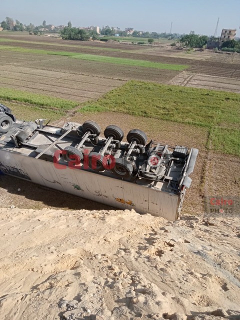 انقلاب سيارة نقل ثقيل من أعلى الطريق الإقليمي بالمنوفية