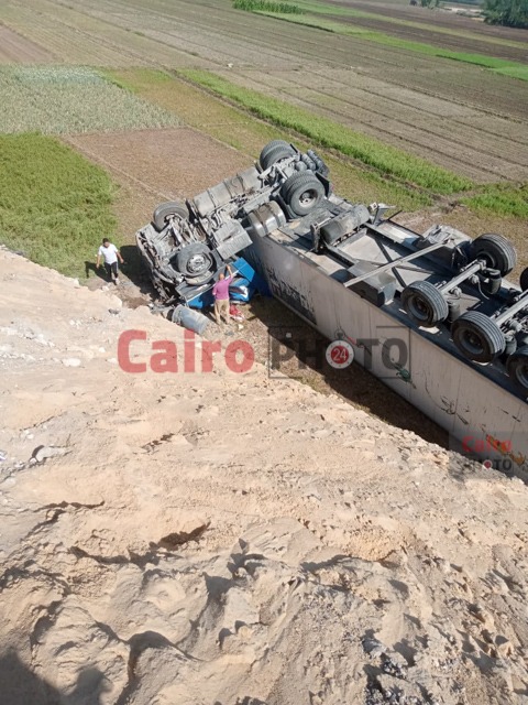 انقلاب سيارة نقل ثقيل من أعلى الطريق الإقليمي بالمنوفية