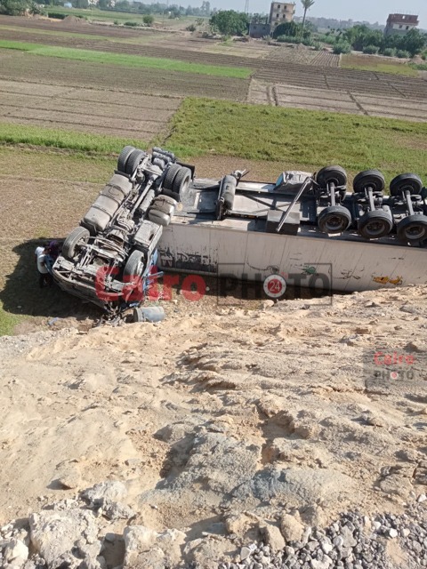 انقلاب سيارة نقل ثقيل من أعلى الطريق الإقليمي بالمنوفية 