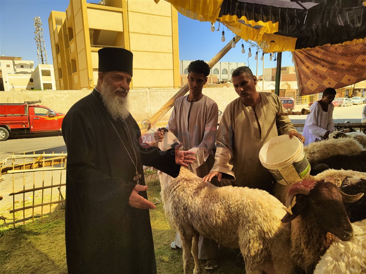 راعي الكنيسة الكاثوليكية يشتري أضحية العيد