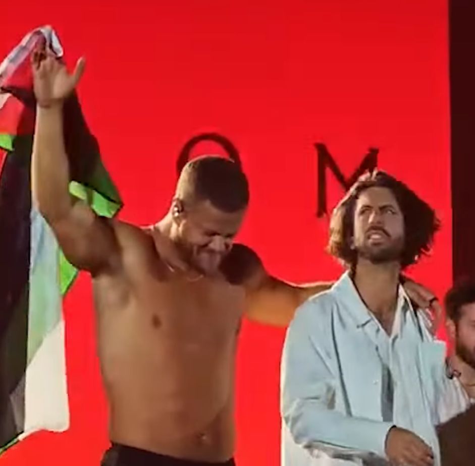 مغني الراب الأمريكي دان رونلدس يرفع علم فلسطين على المسرح بعد إلقائه له من الجمهور