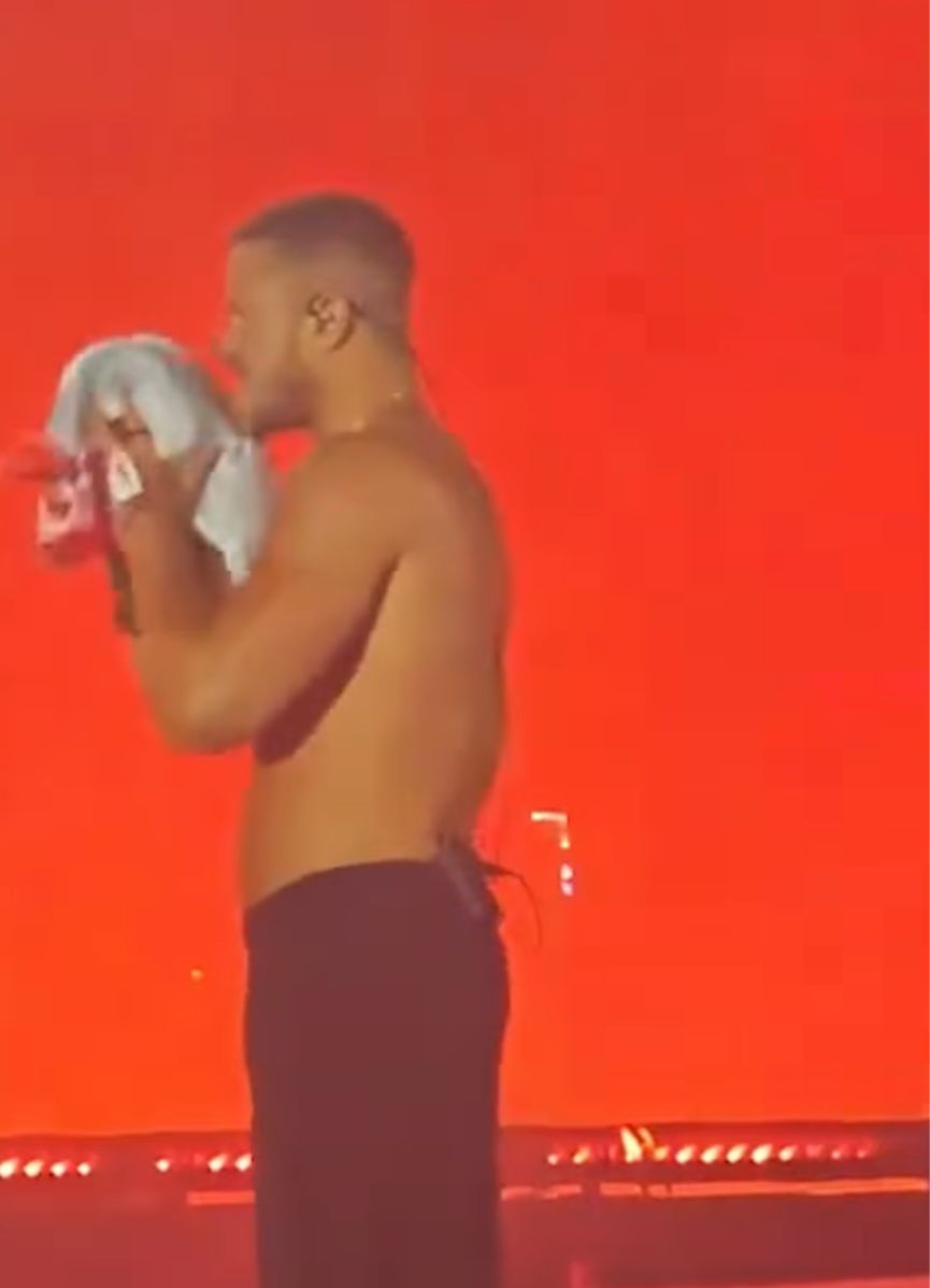 مغني الراب الأمريكي دان رونلدس يرفع علم فلسطين على المسرح بعد إلقائه له من الجمهور