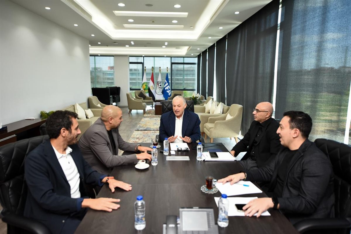 <strong>أبو ريدة يجتمع مع دياب لبحث التعاون بين اتحاد الكرة ورابطة الأندية</strong>