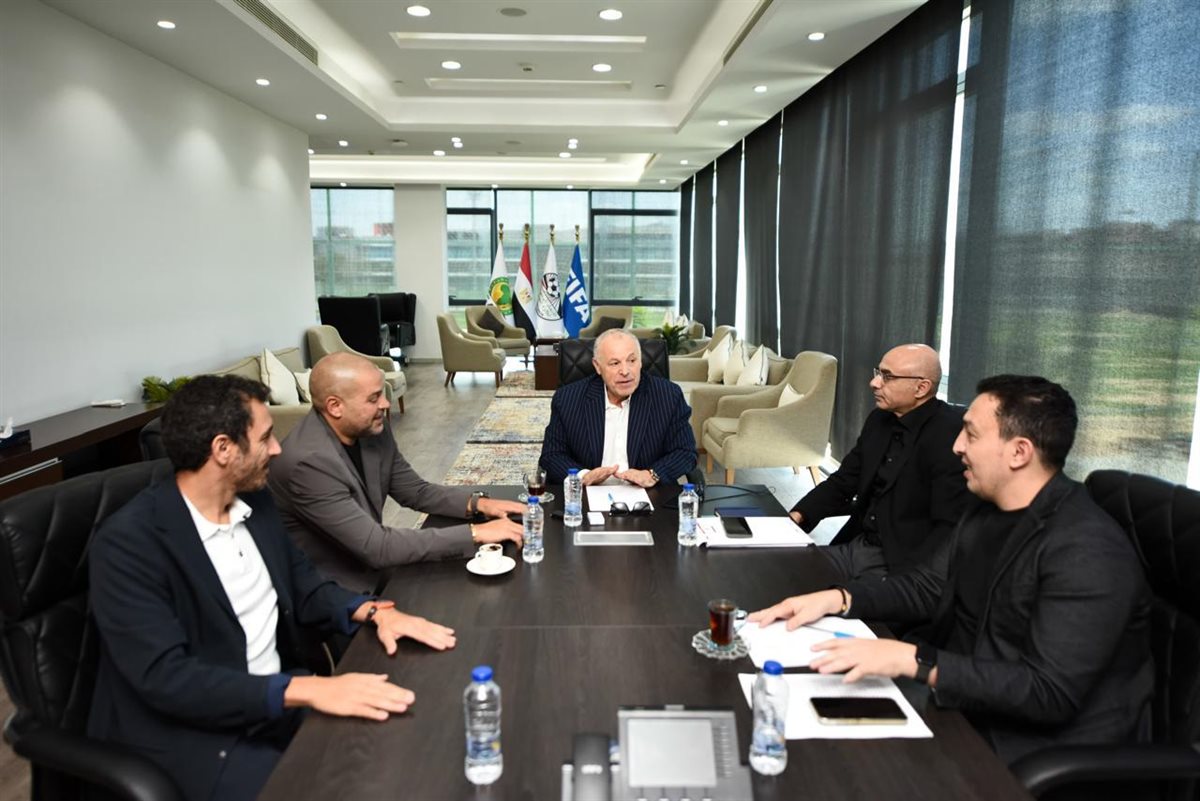 <strong>أبو ريدة يجتمع مع دياب لبحث التعاون بين اتحاد الكرة ورابطة الأندية</strong>