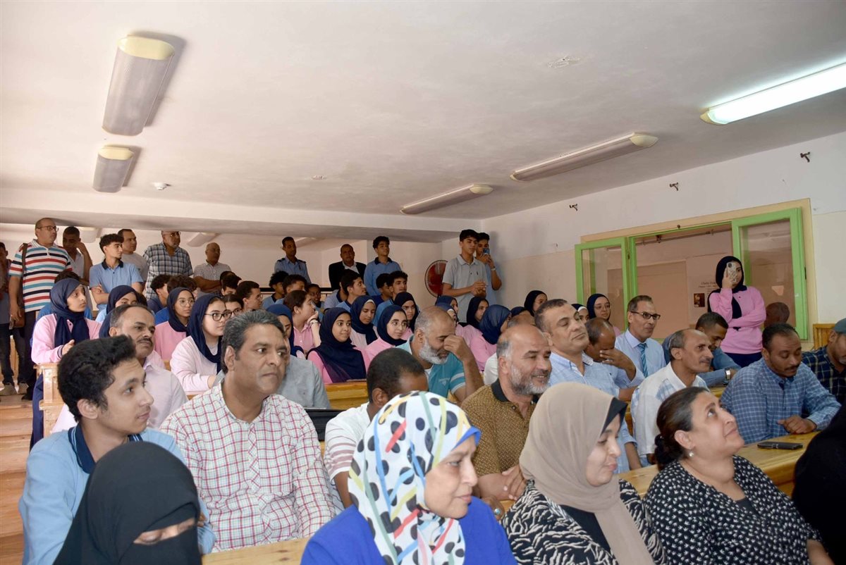 محافظ الأقصر يتفقد مدرسة المتفوقين