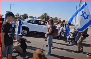 إسرائيليون يغلقون معبر كرم أبو سالم ويمنعون شاحنات المساعدات من الدخول إلى غزة