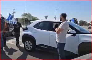 إسرائيليون يغلقون معبر كرم أبو سالم ويمنعون شاحنات المساعدات من الدخول إلى غزة