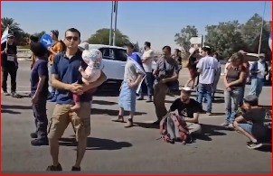 إسرائيليون يغلقون معبر كرم أبو سالم ويمنعون شاحنات المساعدات من الدخول إلى غزة