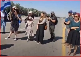 إسرائيليون يغلقون معبر كرم أبو سالم ويمنعون شاحنات المساعدات من الدخول إلى غزة