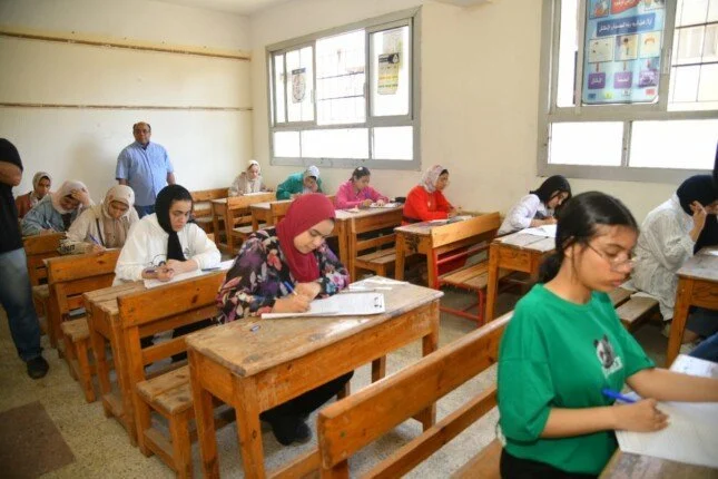 طلاب في لجنة امتحان 