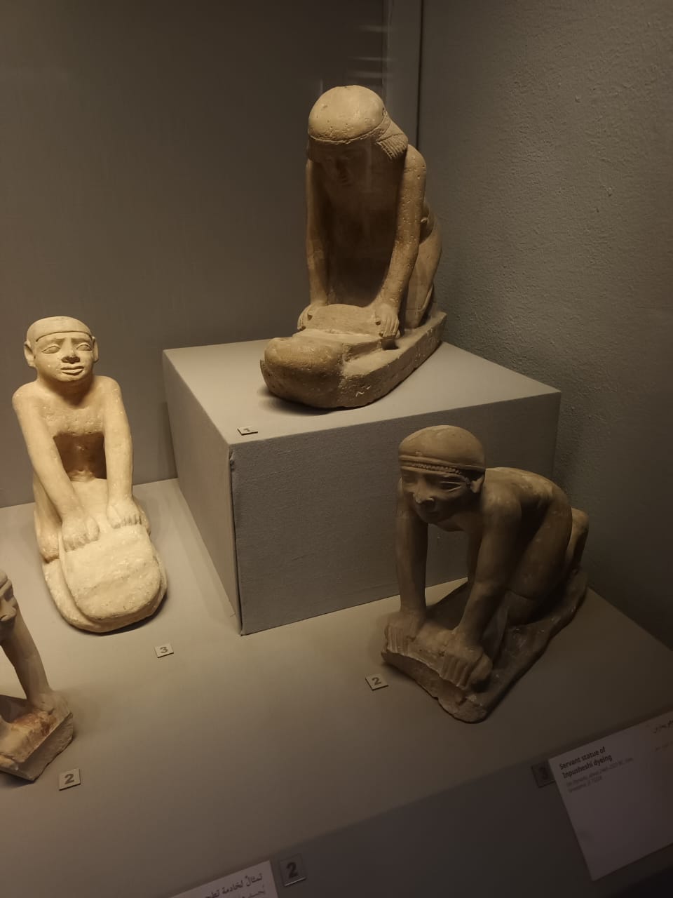 تمثال لـ بعض الخدم يقوم بصنع العجين 