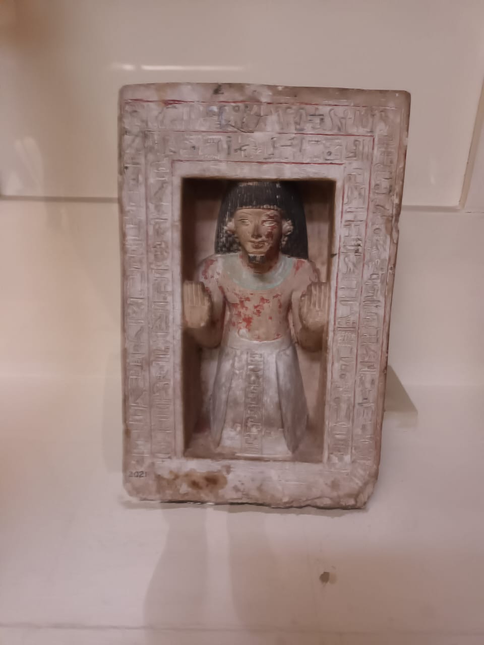 تمثال لـ بعض الكهنة في مصر القديمة 