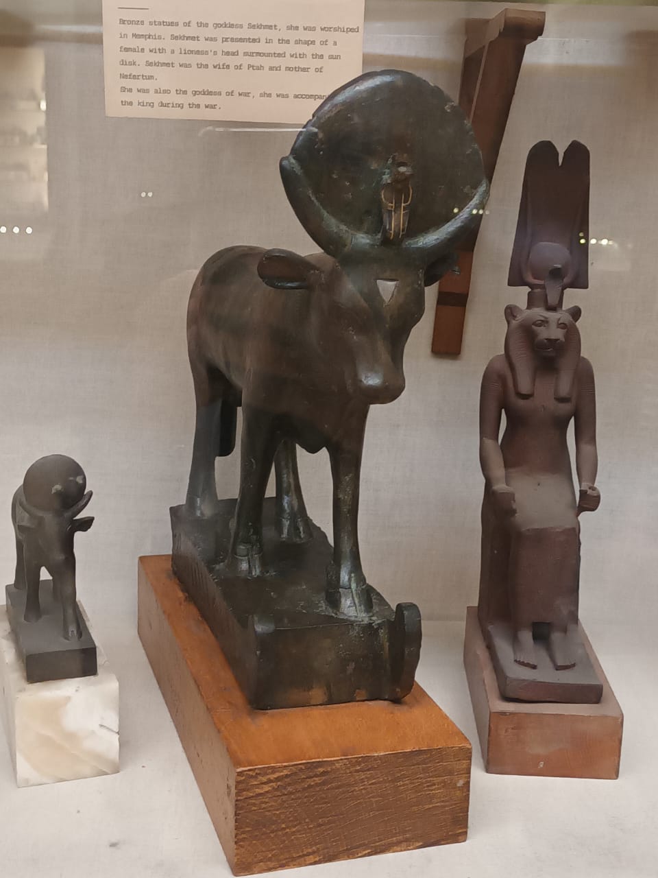 تمثال للمعبودة حتحور 