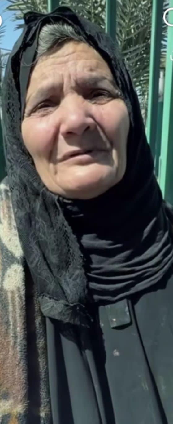 مسنة تبيع مناديل تثير موجة تعاطف على السوشيال ميديا: عندي 7 عيال.. نفسي أكسي بناتي