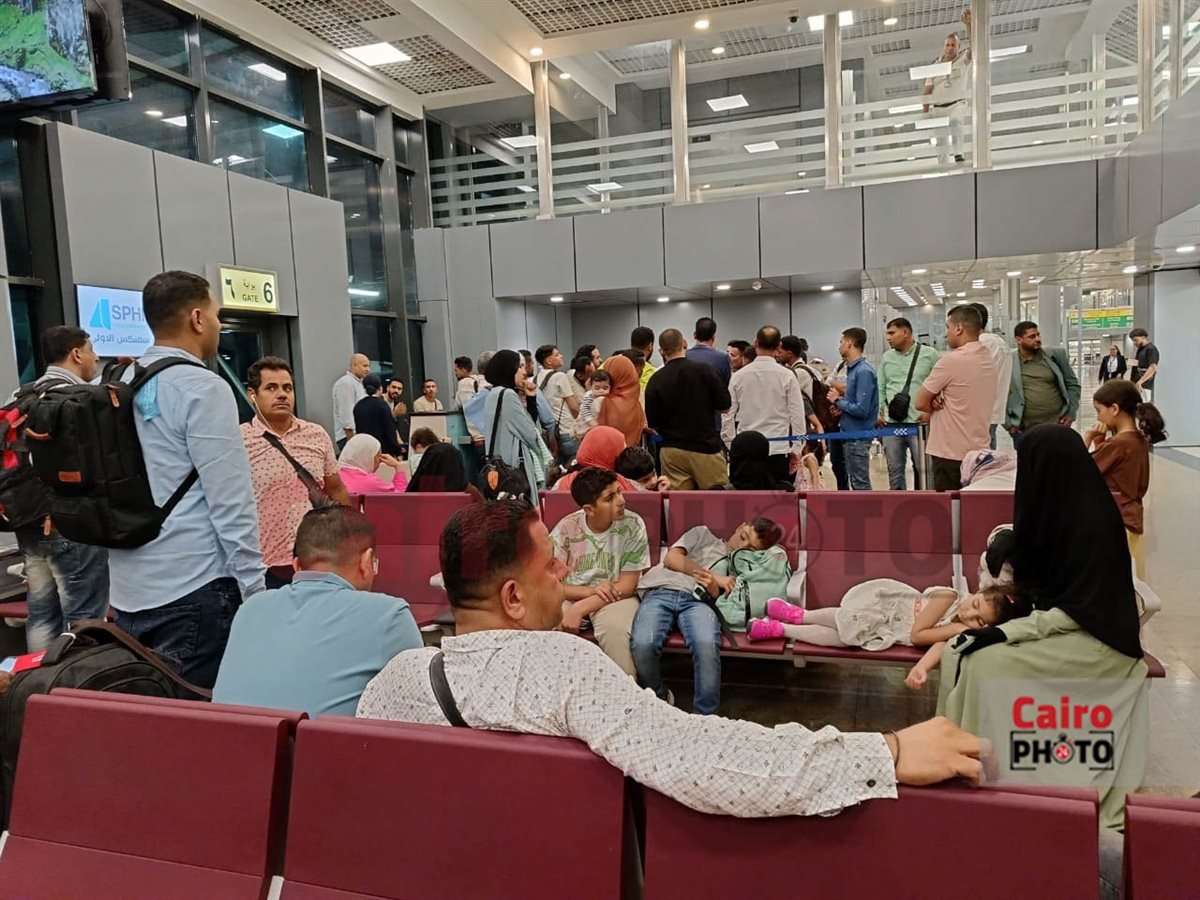 ركاب طائرة العربية للطيران المتجهة للإمارات