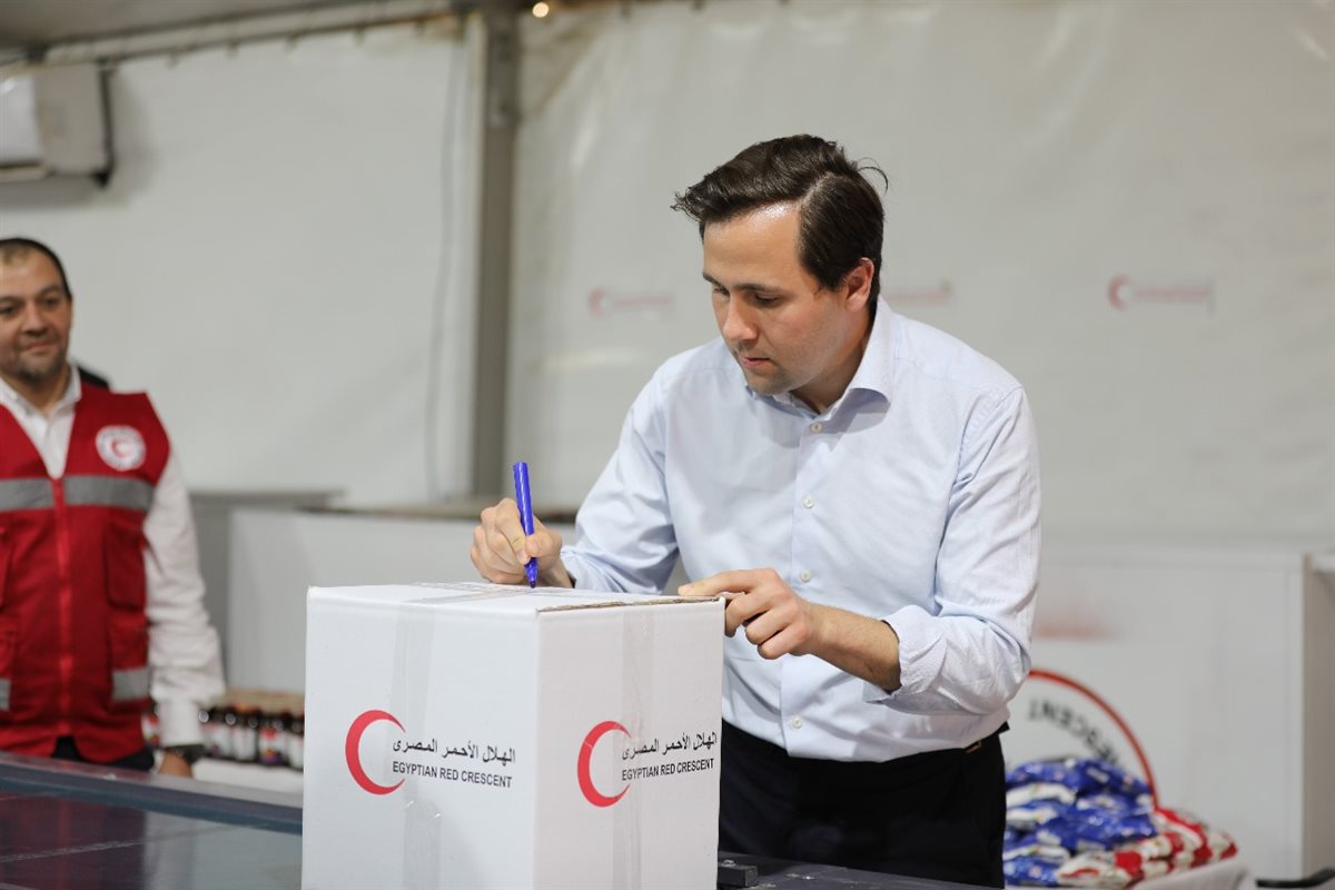 الهلال الأحمر المصري يستقبل وزير التعاون والتجارة الخارجية السويدي