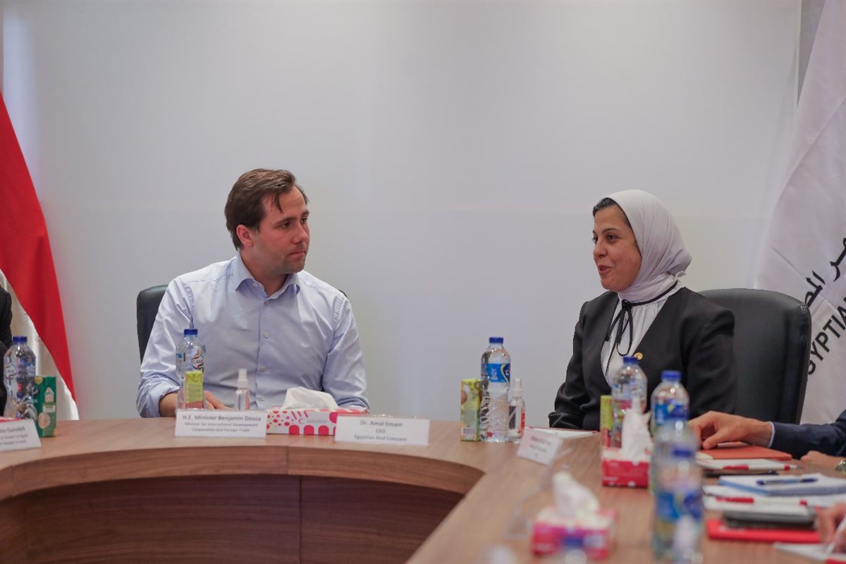 الهلال الأحمر المصري يستقبل وزير التعاون والتجارة الخارجية السويدي