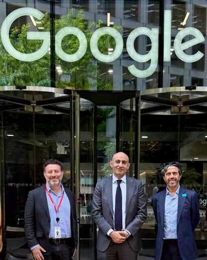 وزير التربية والتعليم وفريق من شركة 