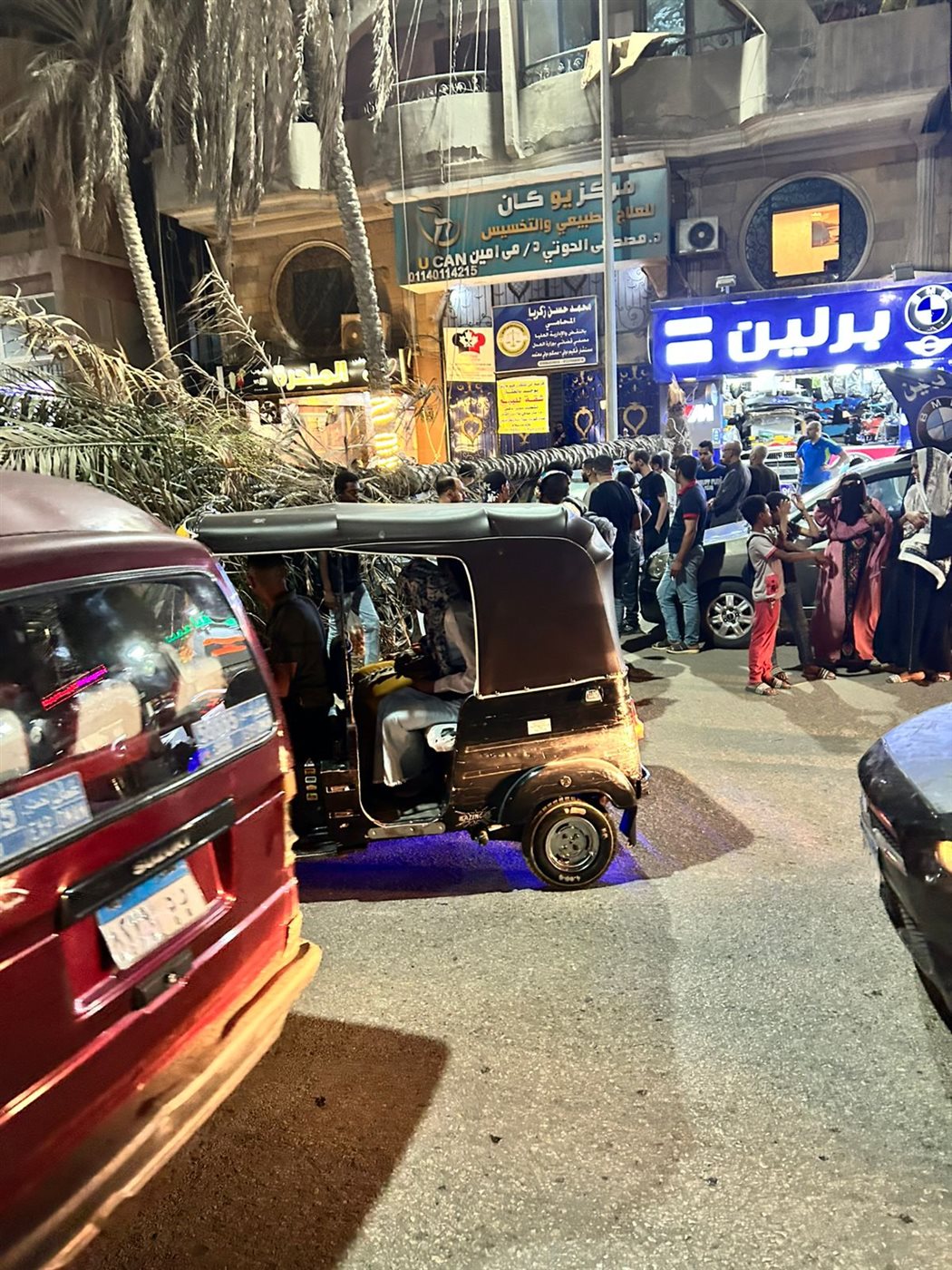 سقوط نخلة على عدد من السيارات 