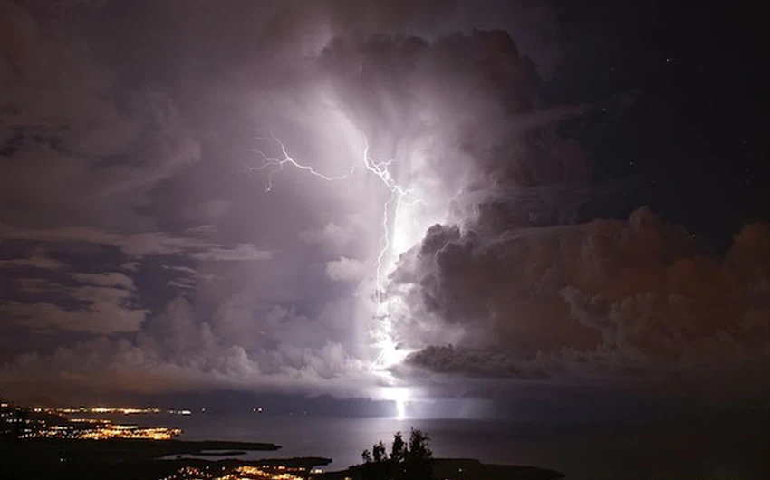 كيف تحمي نفسك من العواصف الرعدية؟
