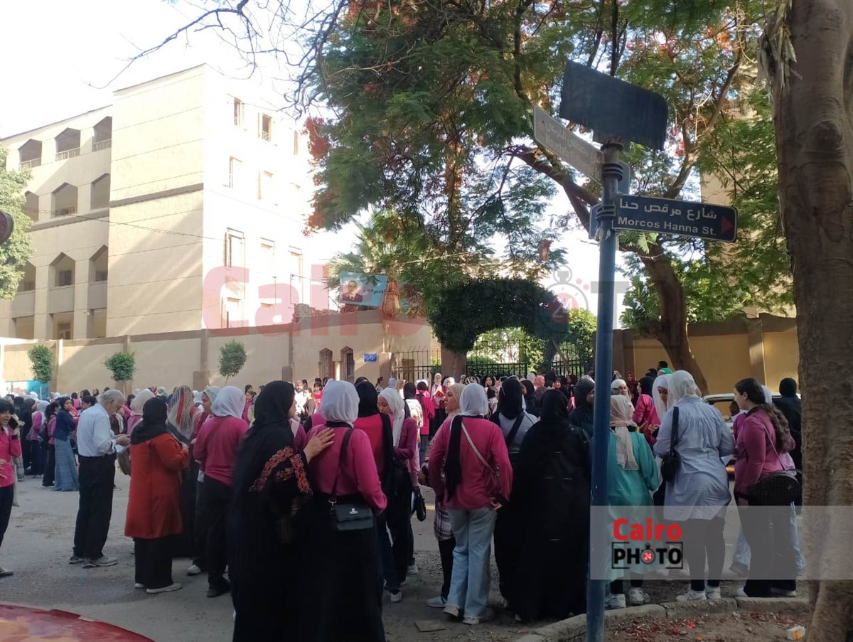 أولياء الأمور أمام لجان الشهادة الإعدادية