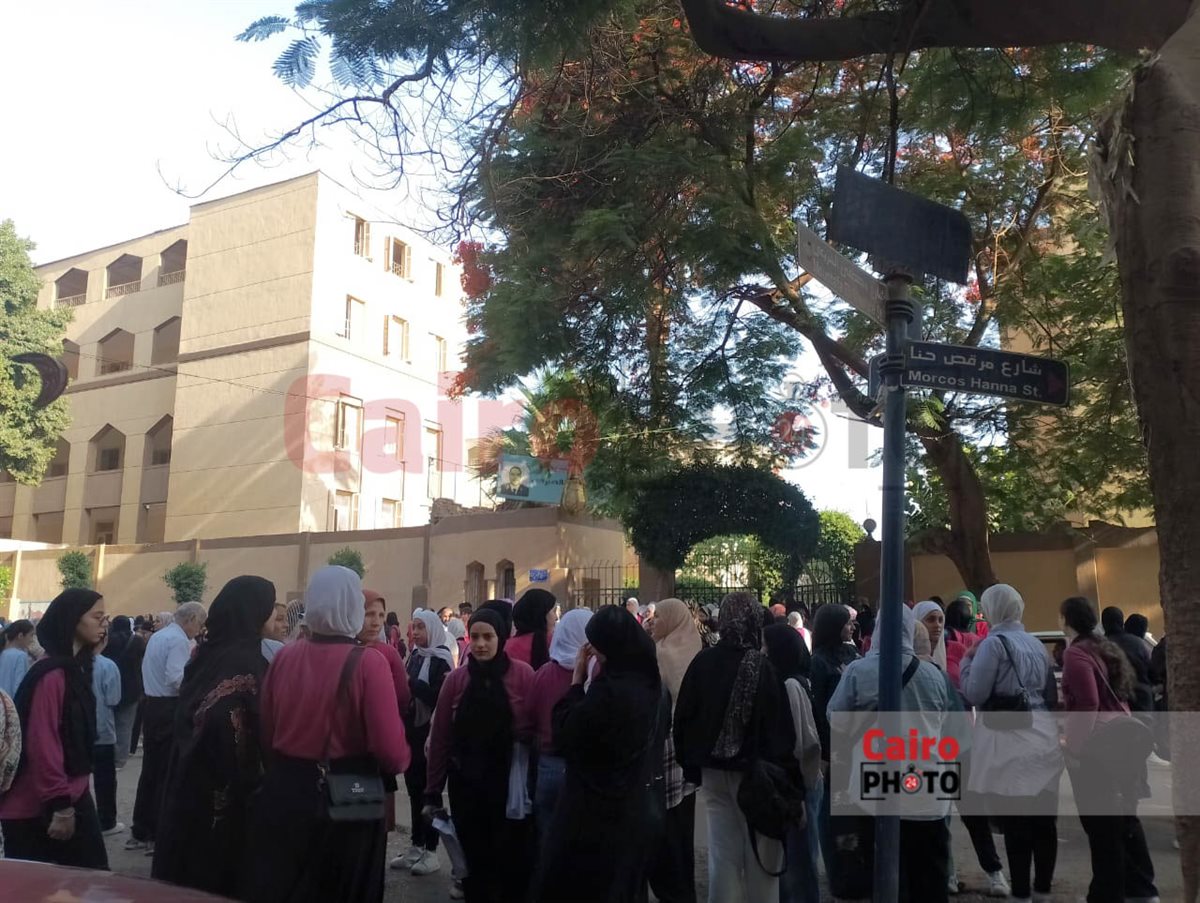 أولياء الأمور أمام لجان الشهادة الإعدادية