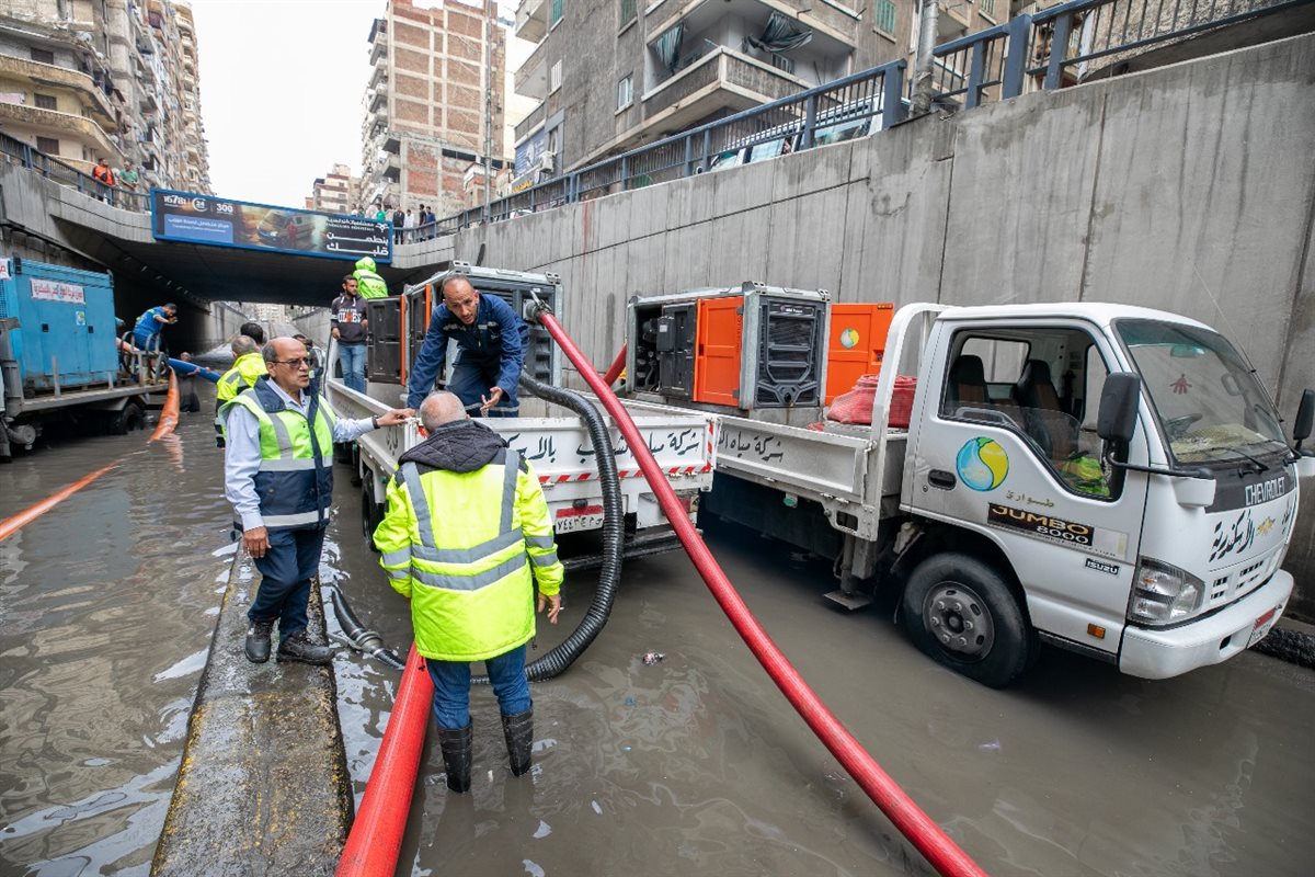 عمال الصرف الصحي والمياه والهلال الأحمر جنود مجهولون لتفادي تداعيات عاصفة الإسكندرية 