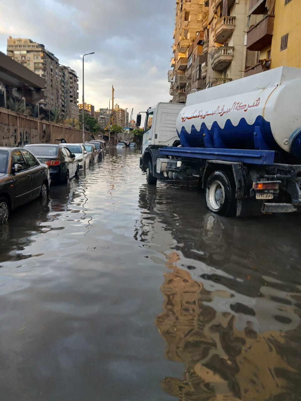 عمال الصرف الصحي والمياه والهلال الأحمر جنود مجهولون لتفادي تداعيات عاصفة الإسكندرية 