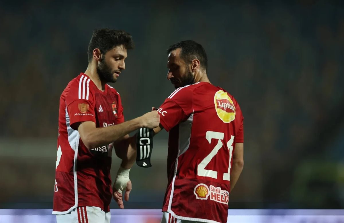 لحظة ارتداء علي معلول شارة قيادة الأهلي