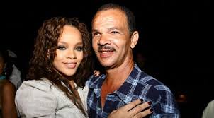 ريهانا رفقة والدها