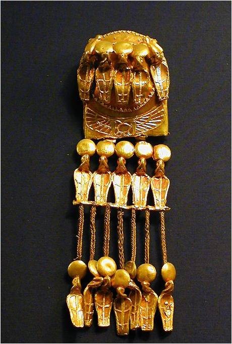 أقراط من الذهب باسم رمسيس الـ 11