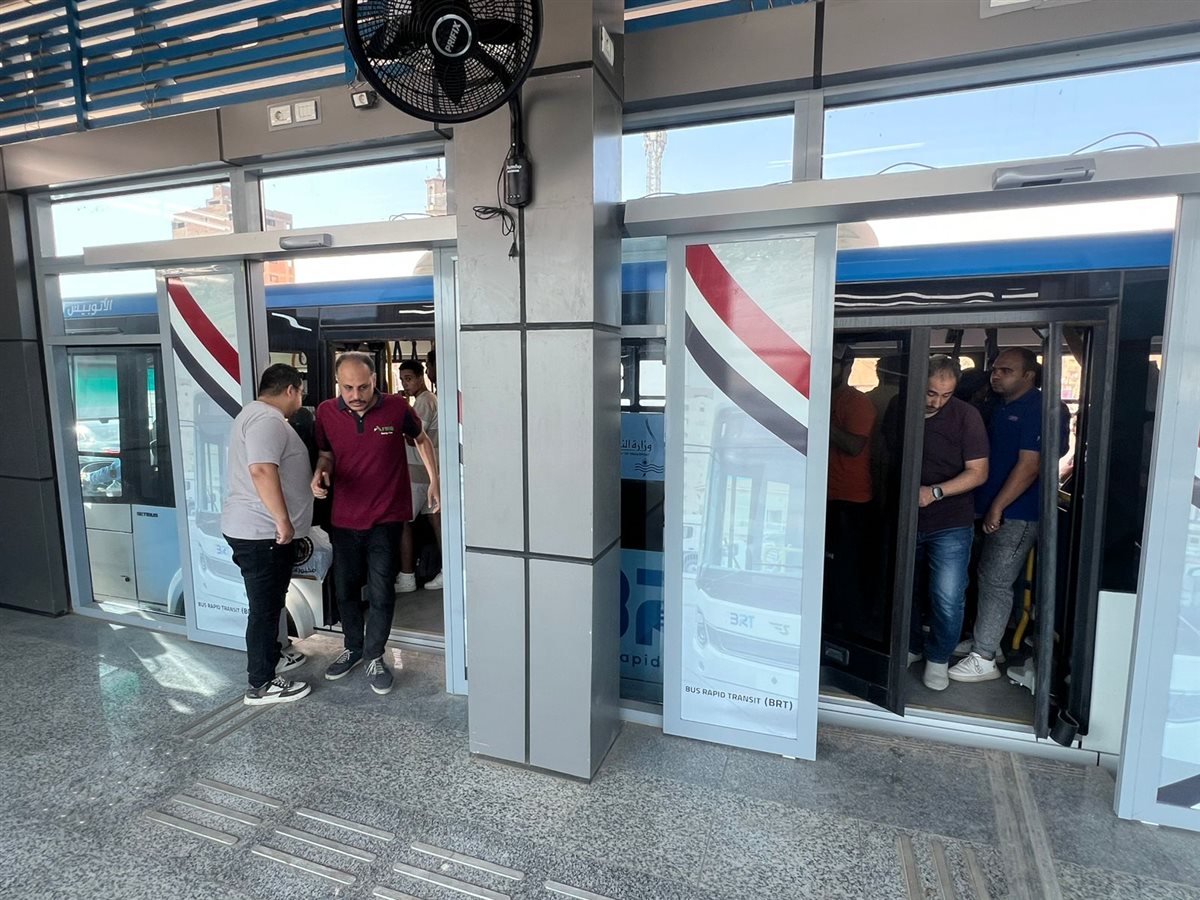 الركاب في الأتوبيس الترددي