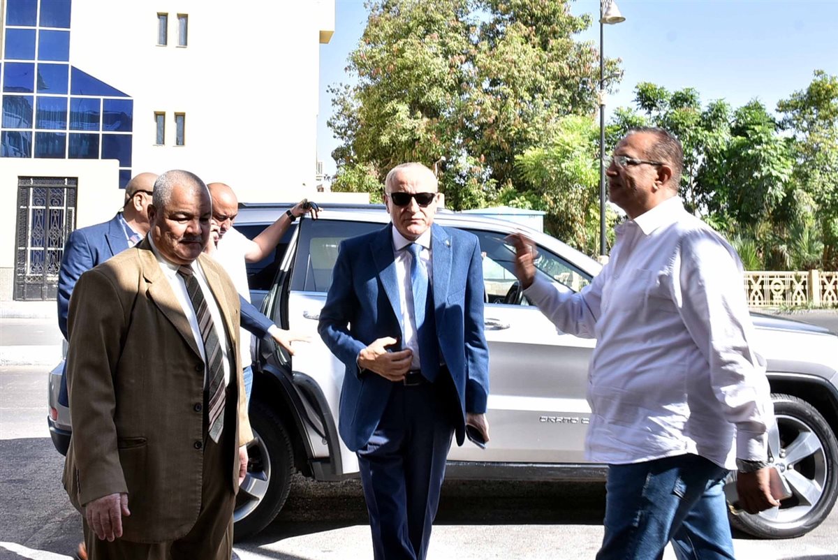 محافظ الأقصر يتفقد لجان امتحانات الشهادة الاعدادية