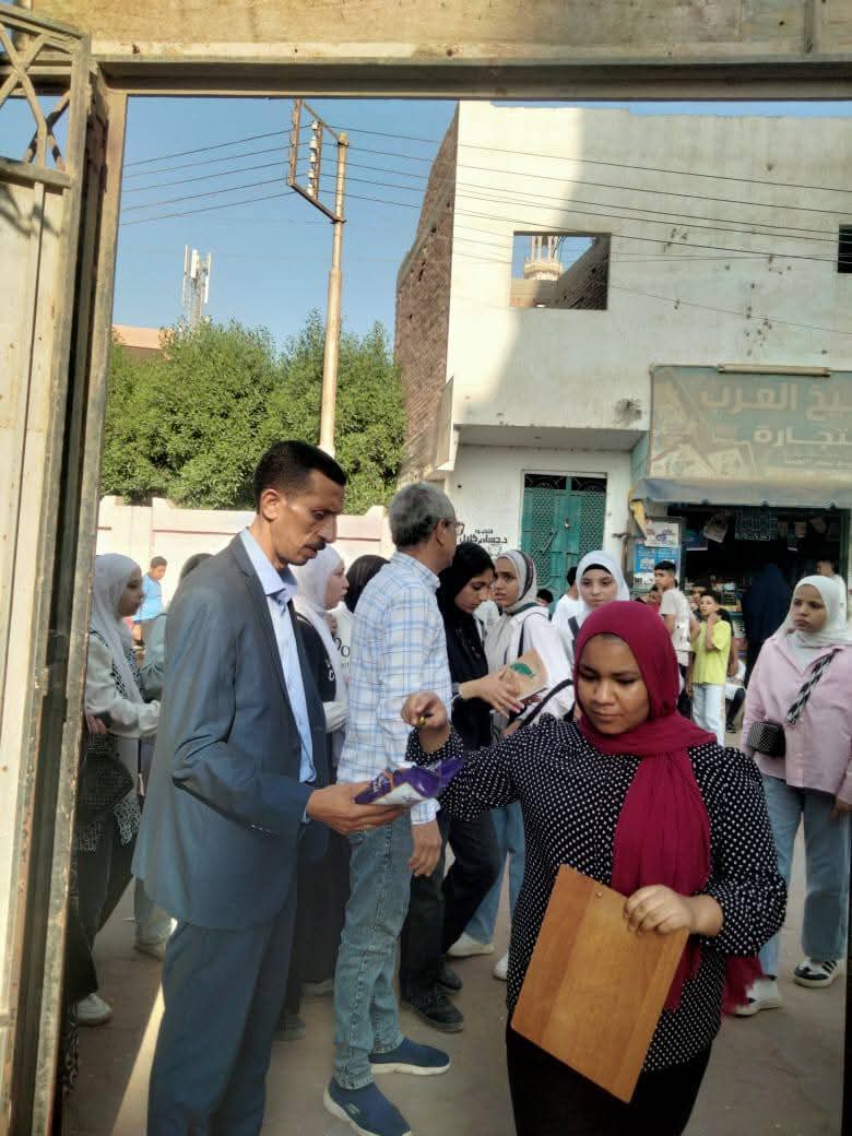 إدارة إطسا التعليمية توزع شوكولاتة على طلاب الشهادة الإعدادية لتخفيف التوتر قبل الامتحان بالفيوم