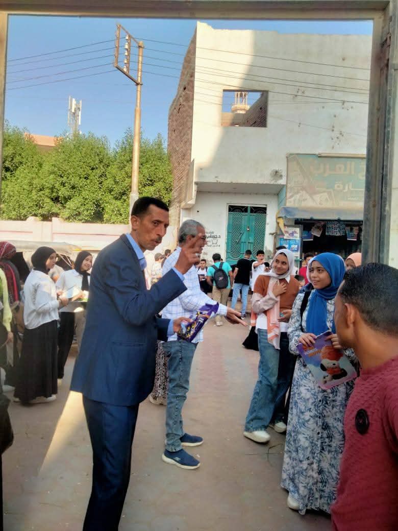 إدارة إطسا التعليمية توزع شوكولاتة على طلاب الشهادة الإعدادية لتخفيف التوتر قبل الامتحان بالفيوم